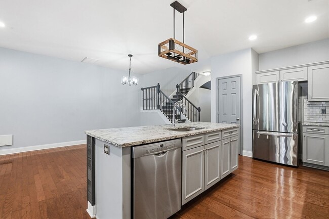 Building Photo - ABSOLUTELY GEORGOUS 2 STORY TOWNHOUSE IN POOL COMMUNITY!