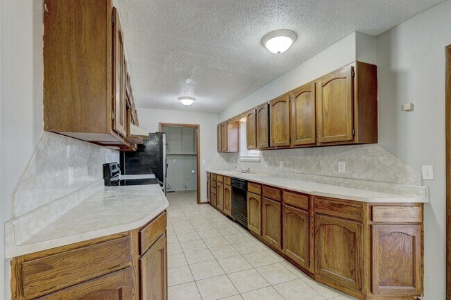 Building Photo - 4 bed, 1.5  house in Yukon