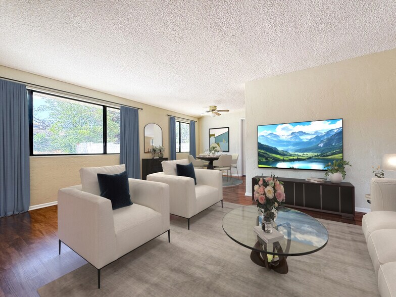 Building Photo - Tarzana Casa