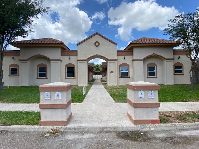 Primary Photo - 1700 W Douglas Dr