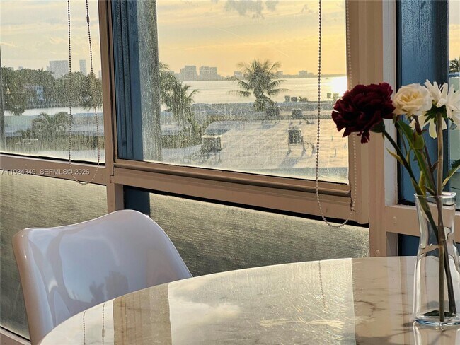 Building Photo - 900 Bay Dr