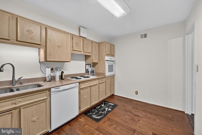 Building Photo - 5901 Mt Eagle Dr