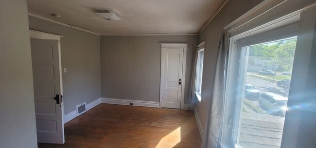 Building Photo - Duluth MN 4 Bedroom - 1 Bath - 1 Car Garag...