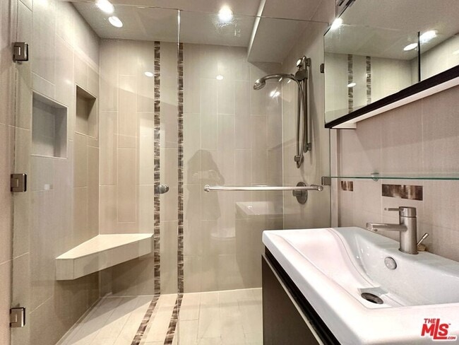 Building Photo - 999 N Doheny Dr