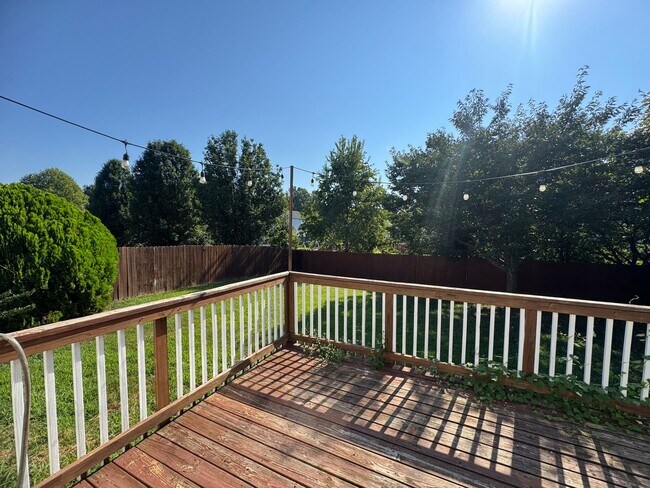 Building Photo - Single Family Home in Clarksville!