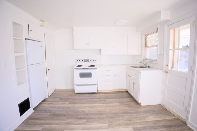 Building Photo - Cute & Cozy Interior Rowhome