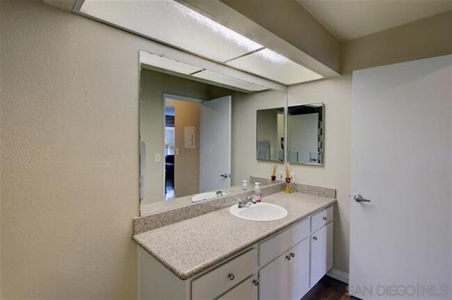 Building Photo - 552 Canyon Dr