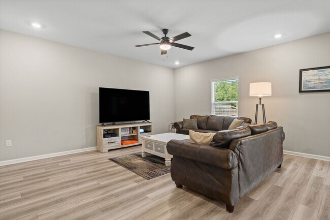 Building Photo - 6686 Sun Tree Cir