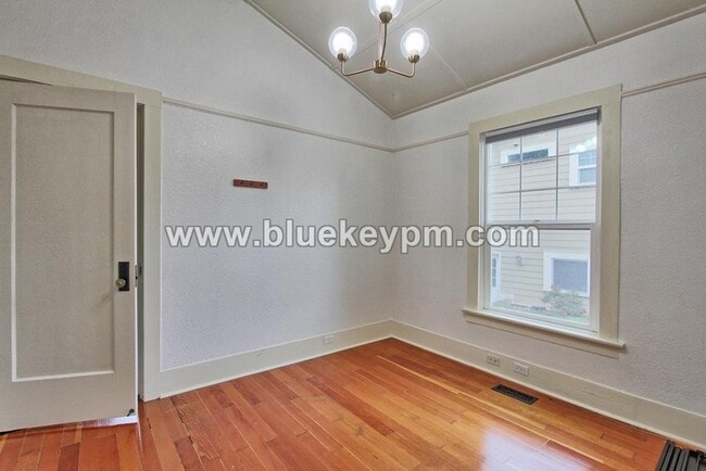 Building Photo - 3 Bed, 2 Bath Cottage in Uptown Vancouver with 2 Bedrooms on Main, Home Office and Bonus Room