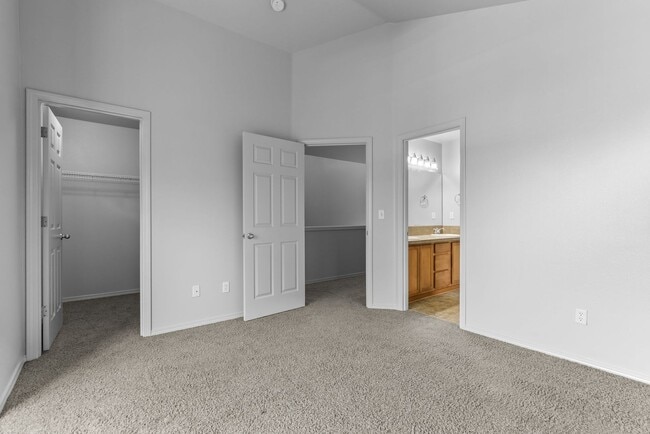Building Photo - Available NOW Hillsboro End Unit Townhome Minutes to Intel Jones Farm, Costco, Parks 1 Small Pet OK
