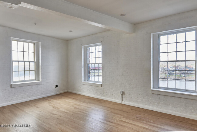 Building Photo - 155 River St