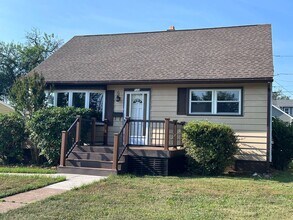 Building Photo - Cape Cod in Middletown 4 bedroom