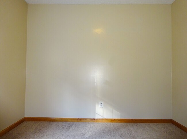 Building Photo - 3 BR w/ Bonus Room Minutes to MCAS!