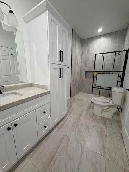 Building Photo - 4033 Linwood Pl