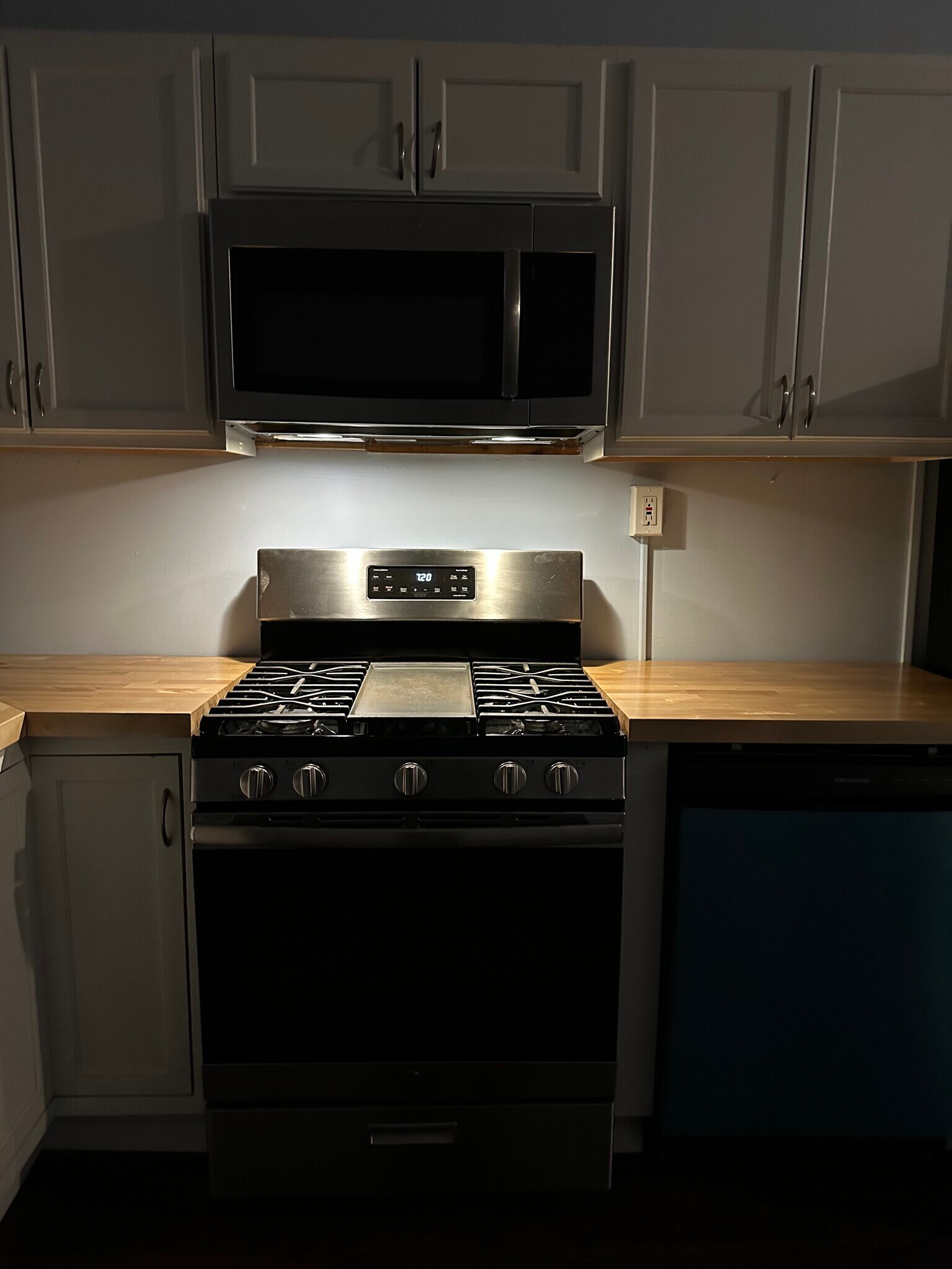 5 Burner Stove with griddle - 751 S 22nd St