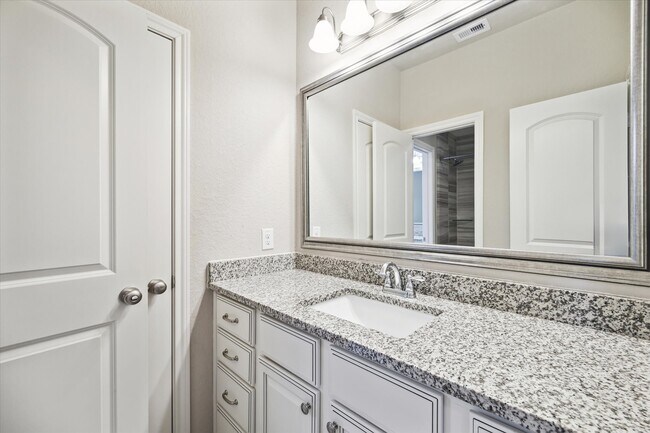 Building Photo - 1535 Giles Dr