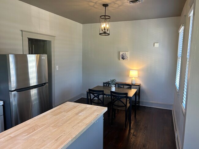 Building Photo - 812 Pollock St