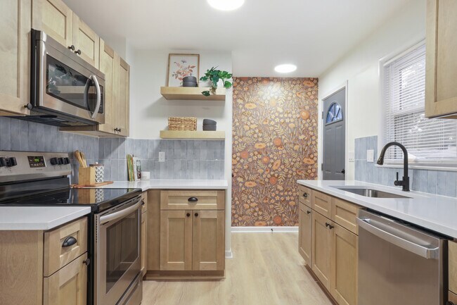 Building Photo - 1003 E Hopkins Dr