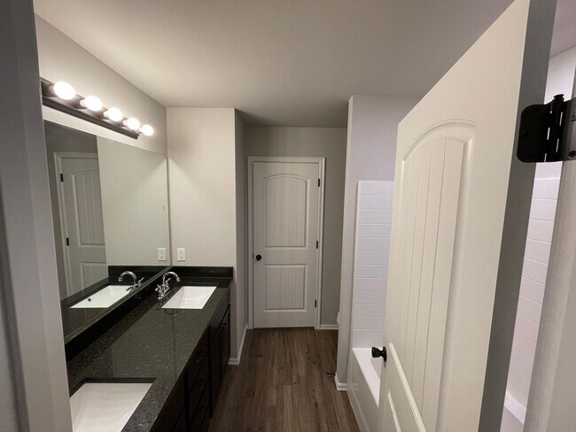 Building Photo - Walk to downtown Edmond!  3 bed 2 bath 2 c...