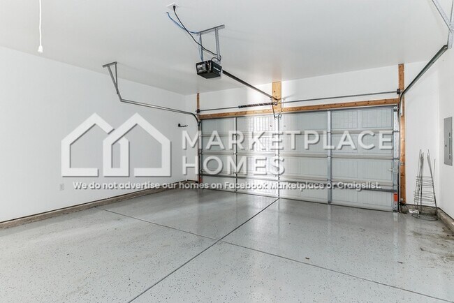 Building Photo - 15995 Glenncrest Ln