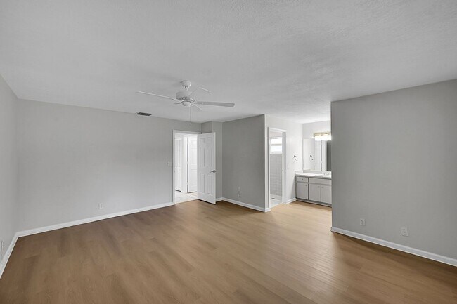 Building Photo - 1800 Primrose Ln