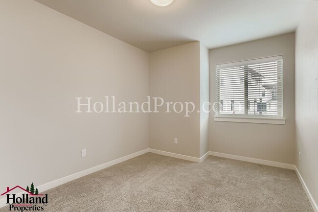 Building Photo - Beautiful Townhome with an Attached Garage in South East Hillsboro!