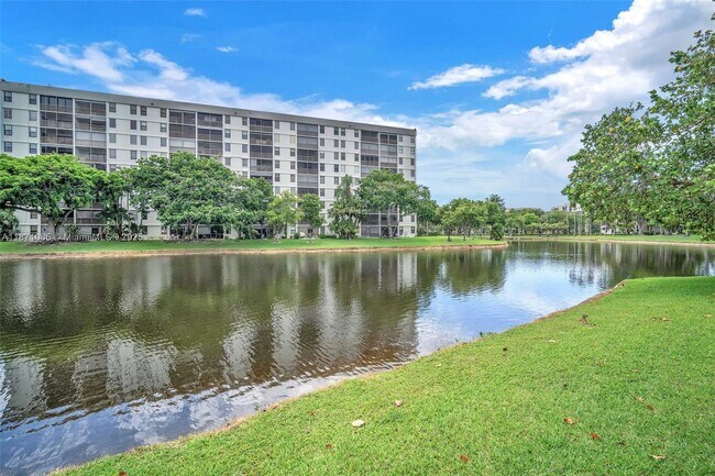 Building Photo - 2311 S Cypress Bend Dr