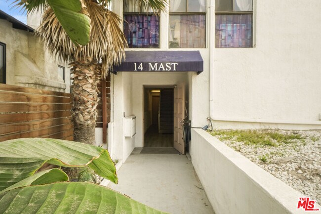 Building Photo - 14 Mast St
