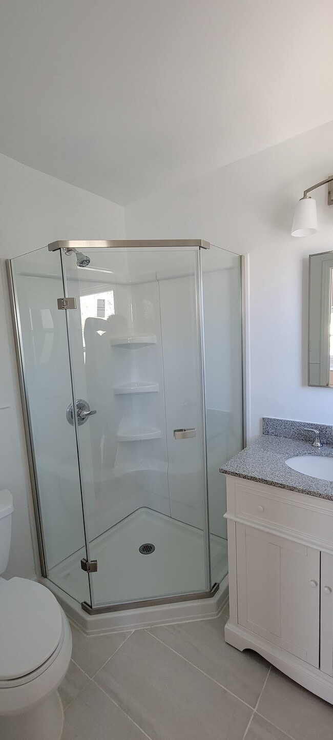 Building Photo - 661 Warner Ave