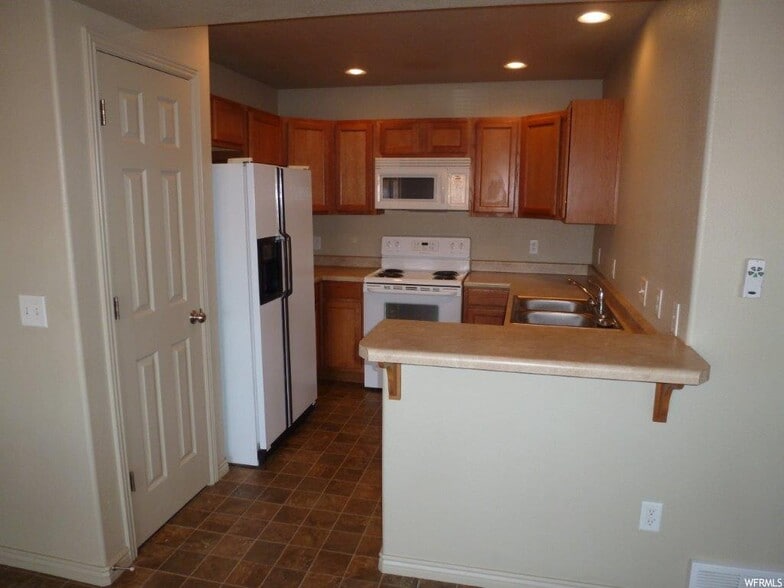 Kitchen - 1000 E Bluffview Dr