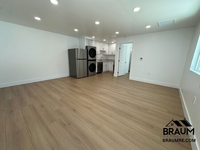 Building Photo - 1111 S Crest Dr