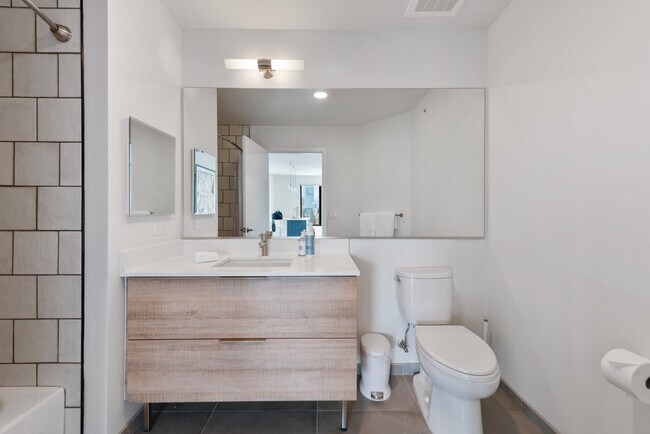 Building Photo - 823 N Clark St