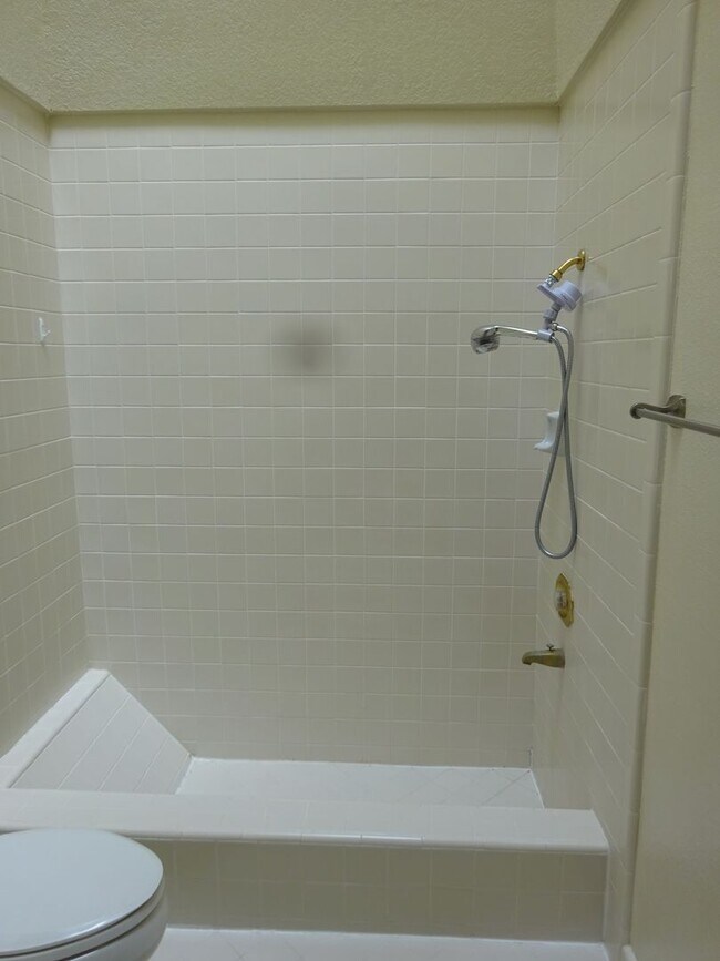 Building Photo - Pocket 3 Bedroom, 2 Bath Half-plex