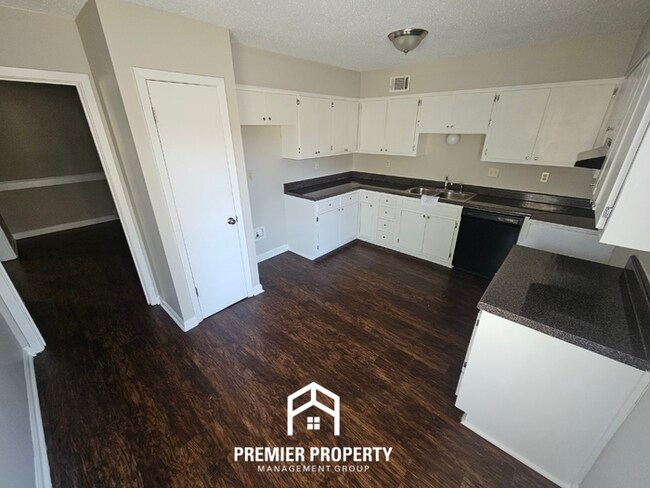 Building Photo - Spacious 4BR/3BA Memphis Home w/ Vaulted Ceilings, Hardwood Floors & 2-Car Garage