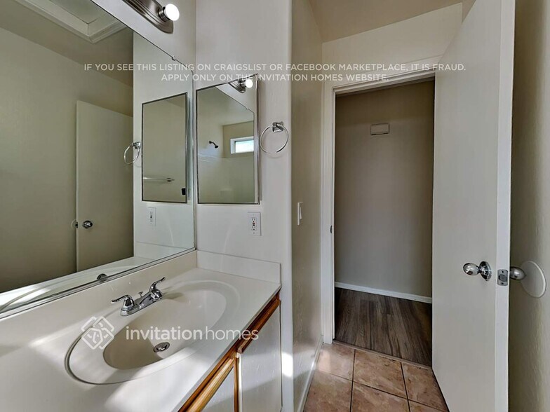 Building Photo - 12924 N Primrose St