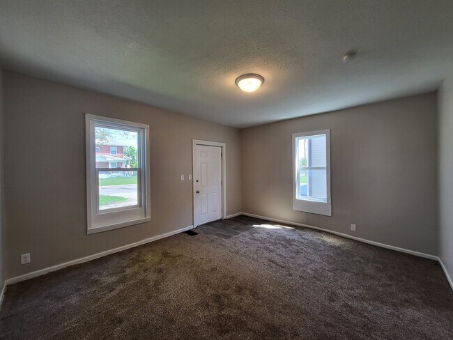 Building Photo - 3 Bedroom, 1 Bathroom Duplex with quick ac...