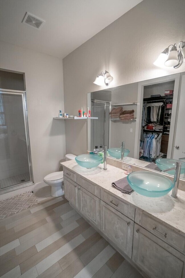 Building Photo - Beautiful 2 bedroom/2 bathroom loft with exposed brick, steel beams and hand scrapped wood floors.