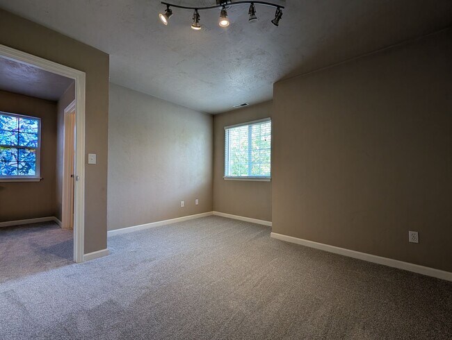 Building Photo - Beautiful 3-Bedroom, 2.5-Bath Home In River Road Area of Eugene!
