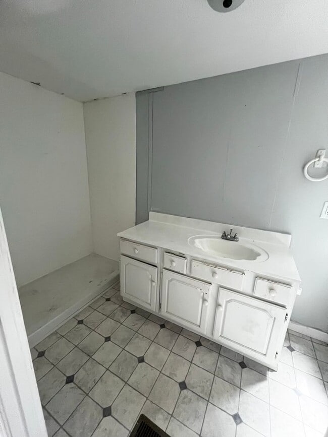 Building Photo - SPACIOUS 3BR/2BA Bushnell Home NO APPLICATION FEE!