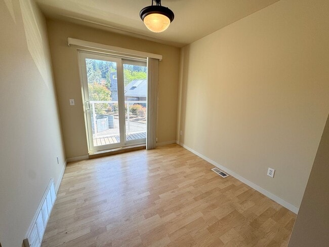 Building Photo - Spacious 2 bedroom 2 1/2 bath Plus Den  to...
