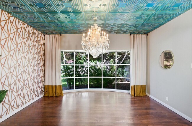 Building Photo - FULLY FURNISHED EXECUTIVE PHOENIX COUNTRY CLUB HOME IN GATED COMMUNITY