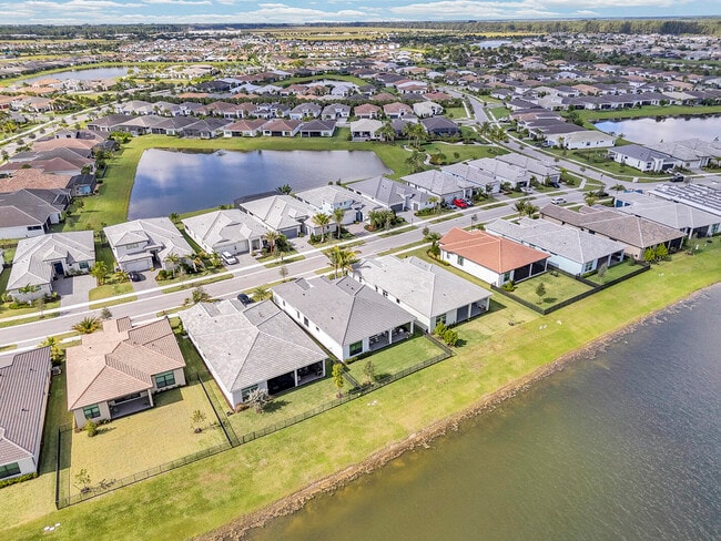 Building Photo - 5320 St Armands Way