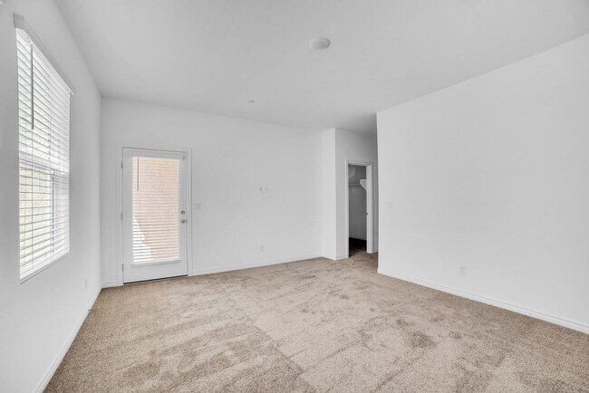 Building Photo - Stunning Home Located in the Desirable Bla...