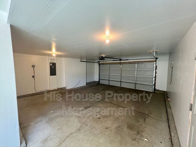 Building Photo - 842 Sunlight Peak Dr