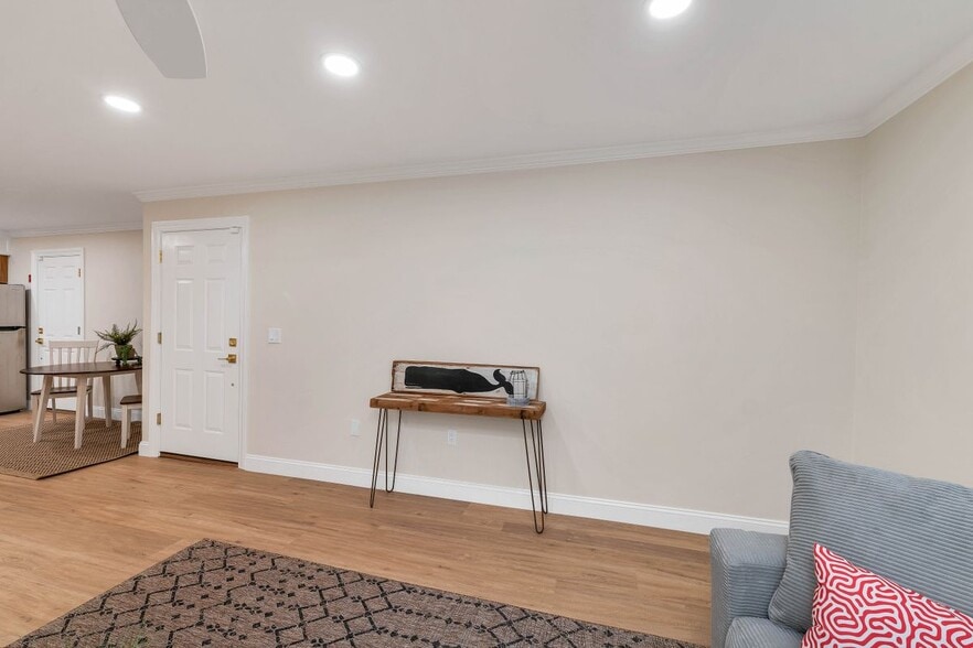 Building Photo - 50 Brookside, O3