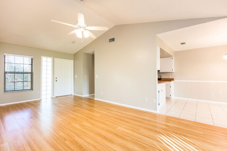 Building Photo - 817 SW 9th Ave