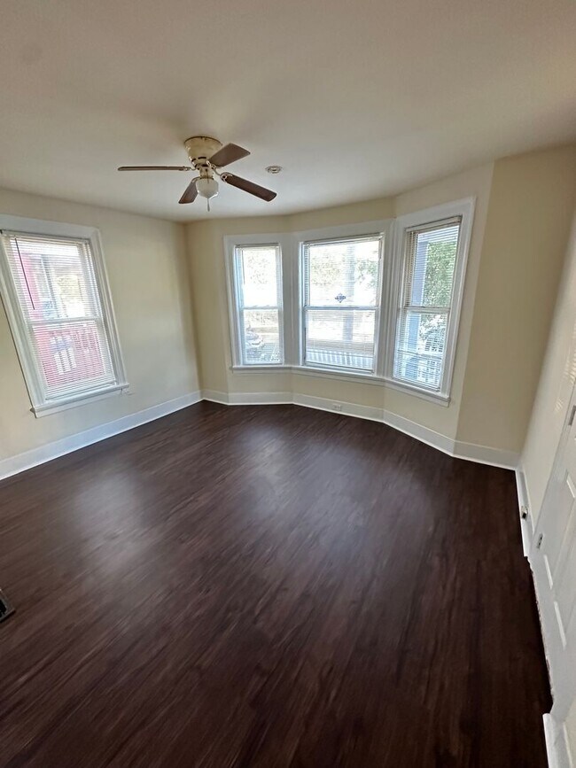 Building Photo - 446 Shelton St