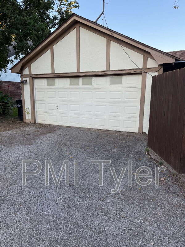 Building Photo - 1005 Towne Lake Dr