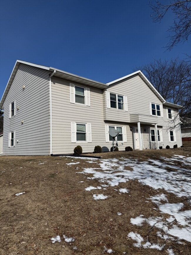 Building Photo - 3226 Oak Knoll Dr