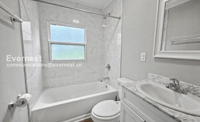 Building Photo - 2 Bed, 1 Bath Home with Fenced Yard / Available Now!